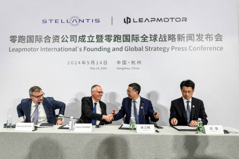 Le PDG de Stellantis Carlos Tavares (2e g) et le PDG du constructeur chinois de voitures électriques Leapmotor Zhu Jiangming (2e d) lors d'un événement médiatique conjoint à Hangzhou, dans la province chinoise du Zhejiang, le 14 mai 2024on May 14. ( AFP / - )