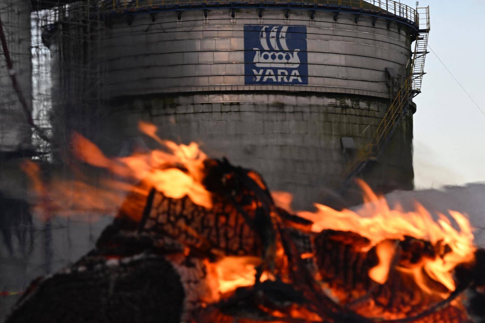 Une soixantaine de salariés grévistes se sont réunis le 22 novembre 2023 devant l'usine Yara à Montoir-de-Bretagne. ( AFP / DAMIEN MEYER )