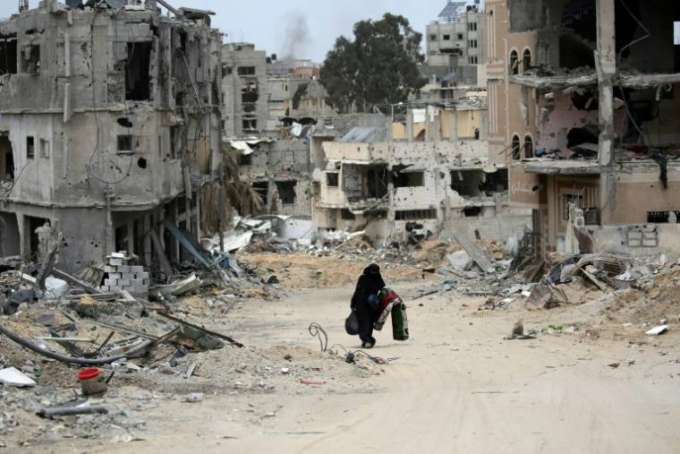 Une Palestinienne dans un quartier de Khan Younès dévasté par les bombardements israéliens, dans le sud de la bande de Gaza, le 25 avril 2024 ( AFP / - )
