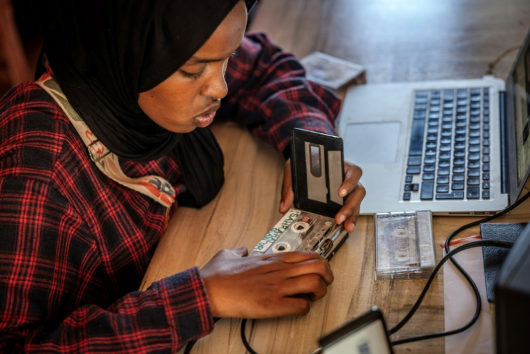 Hafsa Omer s'apprête à écouter une vieille cassette de chansons et poèmes traditionnels du Somaliland pour en numériser le contenu au Centre d'études africaines du Somaliland, à Hargeisa, le 10 novembre 2024 en Somalie ( AFP / LUIS TATO )