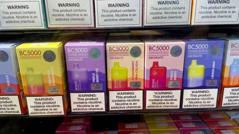 Des produits pour cigarette électronique sont présentés à la vente dans un magasin à Oceanside