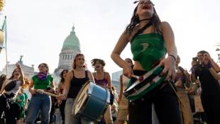 Des militantes participent à la 8e marche annuelle "Ni una menos" (Pas une de moins) contre les violences machistes devant le Parlement argentin à Buenos Aires, le 3 juin 2023 ( AFP / Tomas CUESTA )