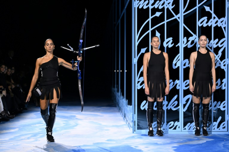 L'artiste italienne SAGG Napoli (d) lors du défilé Dior de la collection prêt-à-porter féminin printemps-été 2025 à la Fashion Week de Paris, le 24 septembre 2024 ( AFP / Bertrand GUAY )