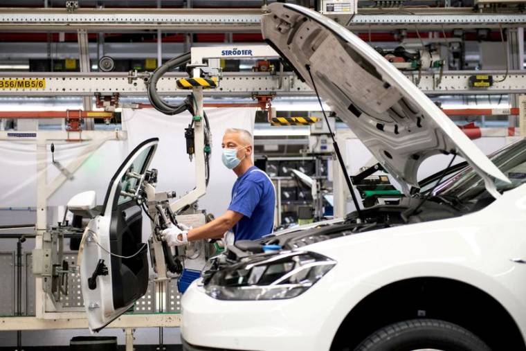 Un ouvrier sur la chaîne de montage de Volkswagen à Wolfsburg