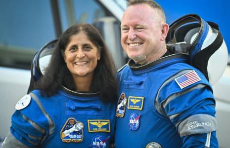Les astronautes de la Nasa Butch Wilmore (droite) et Suni Williams (gauche), à Cap Canaveral le 5 juin 2024 ( AFP / Miguel J. Rodriguez Carrillo )