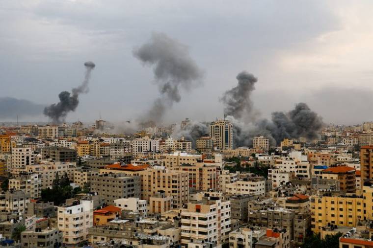 Photo d'archives: De la fumée monte après les frappes israéliennes à Gaza