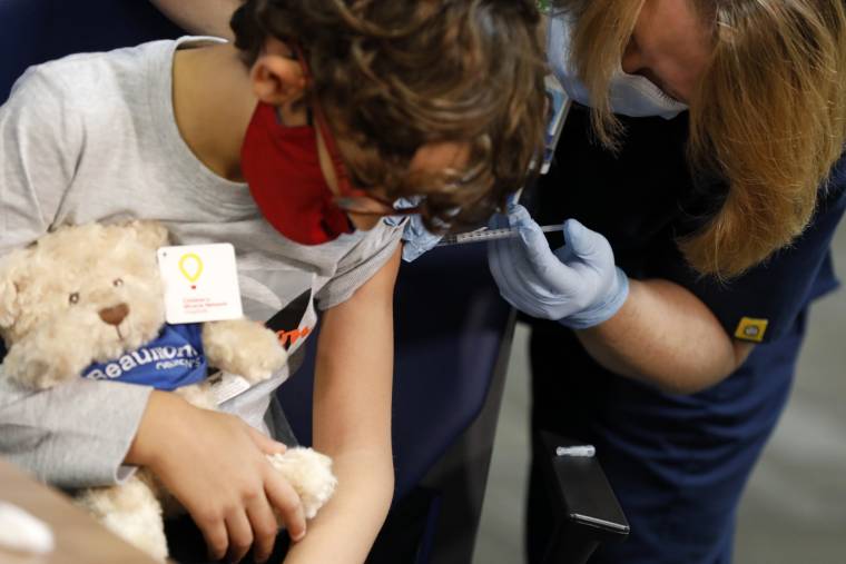 Un enfant de sept ans reçoit sa première dose de vaccin contre le Covid-19 à Southfield (Etat-Unis), le 7 novembre 2021. ( AFP / JEFF KOWALSKY )