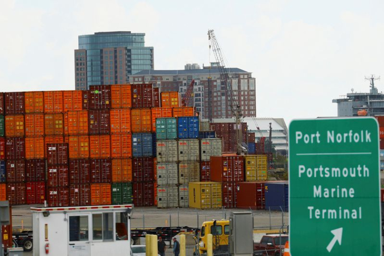 Des conteneurs sont empilés au terminal maritime de Portsmouth