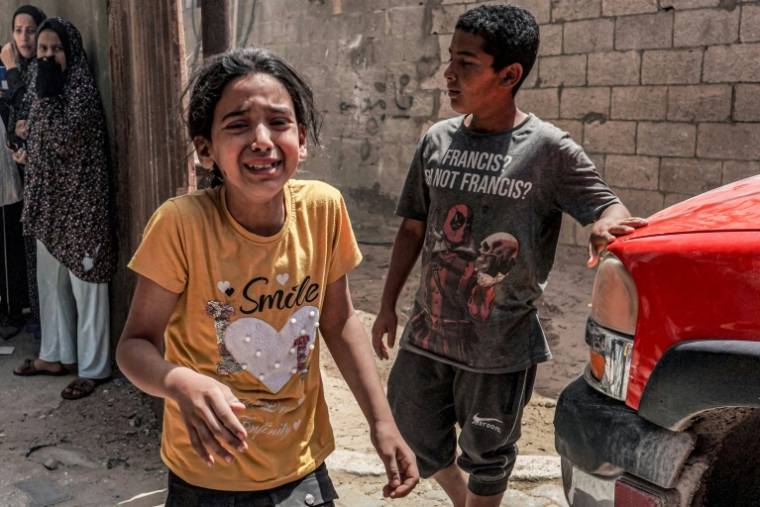Des enfants fuient après un bombardement israélien à Nousseirat, dans le centre de la bande de Gaza, le 29 avril 2024 ( AFP / - )