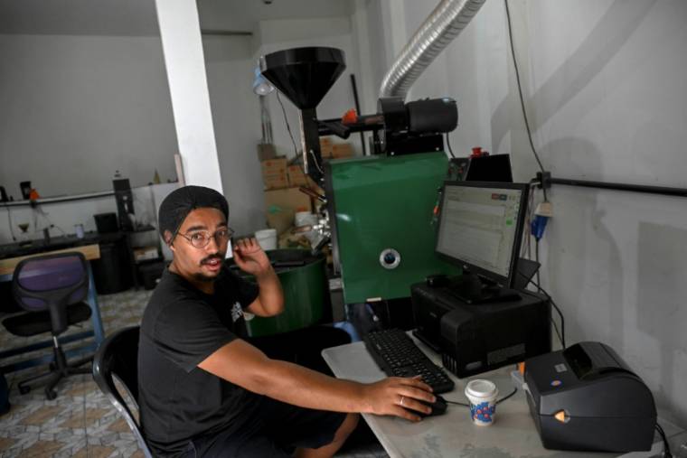 Fondateur de l'entreprise de café Café Di Preto, Raphael Brandao, 31 ans, travaille sur une machine à torréfier à Nova Iguacu, une banlieue de Rio de Janeiro ( AFP / MAURO PIMENTEL )