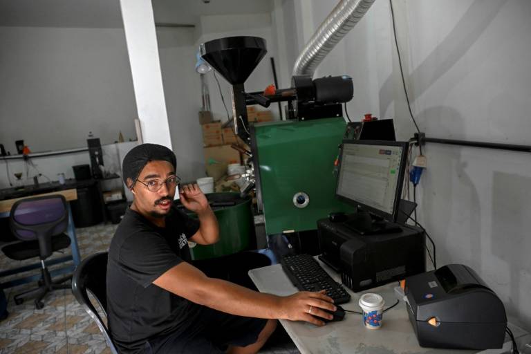 Fondateur de l'entreprise de café Café Di Preto, Raphael Brandao, 31 ans, travaille sur une machine à torréfier à Nova Iguacu, une banlieue de Rio de Janeiro ( AFP / MAURO PIMENTEL )
