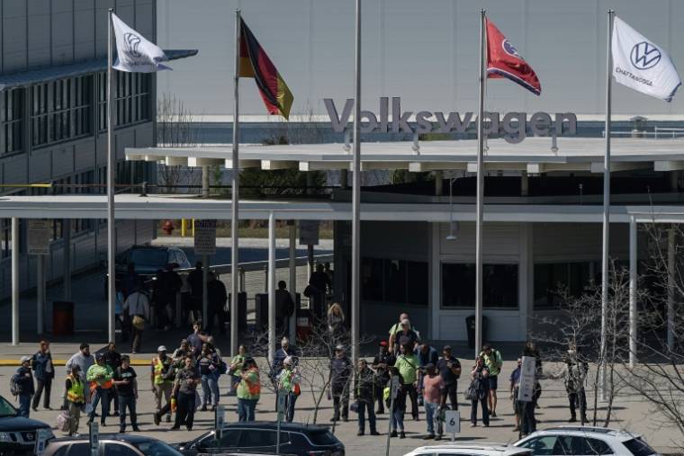Des employés devant l'entrée de l'usine Volkswagen, le 20 mars 2024 à Chattanooga, dans le Tennessee ( Getty / Elijah NOUVELAGE )