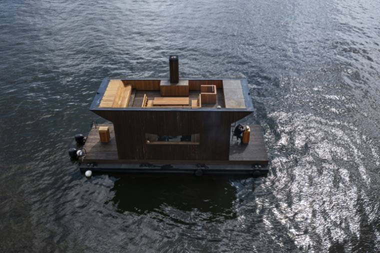 Vue aérienne du "Big Branzino", un sauna flottant de luxe de 30 mètres carrés, le 5 mai 2023 à Stockholm, en Suède ( AFP / Jonathan NACKSTRAND )