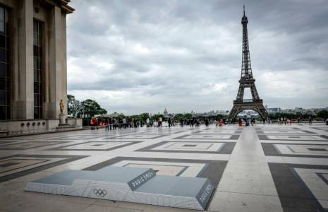 Un podium olympique sur l'esplanade du Trocadéro à Paris, le 23 mai 2024 ( AFP / STEPHANE DE SAKUTIN )