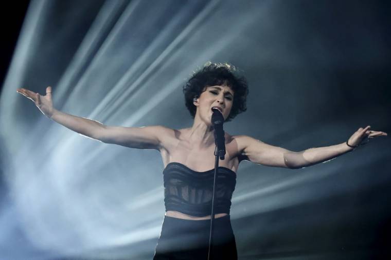 La chanteuse française Barbara Pravi lors de la finale de la 65e édition du concours de l'Eurovision, le 22 mai 2021 à Rotterdam, aux Pays-Bas  ( AFP / KENZO TRIBOUILLARD )