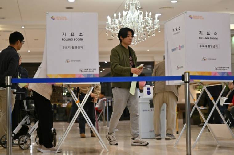 Des électeurs dans un bureau de vote lors des législatives, le 10 avril 2024 à Séoul, en Corée du Sud ( AFP / Jung Yeon-je )