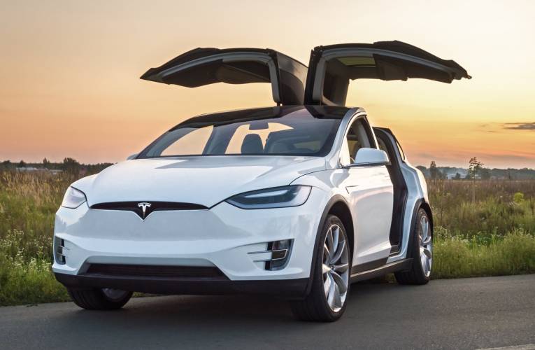 Elon Musk révolutionne les batteries électriques (Crédits photo : Shutterstock)