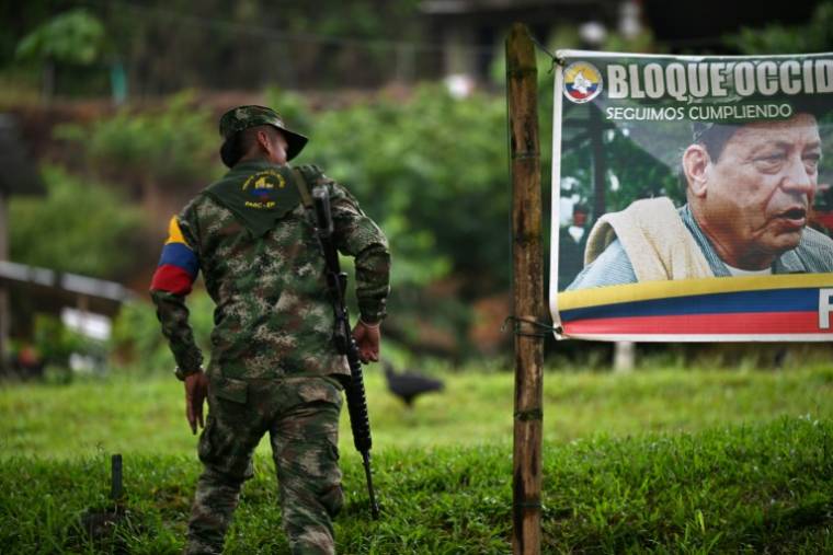 Un guérillero dissident des Farc en patrouille à Micay Canyon, le 25 mars 2024 dans l'Etat de Cauca, en Colombie ( AFP / Raul ARBOLEDA )