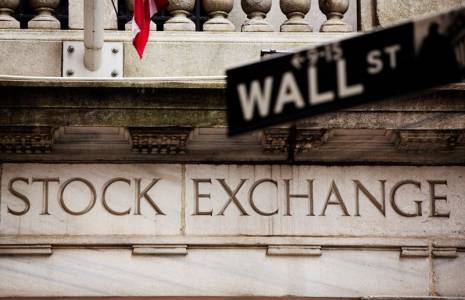 Un panneau Wall Street devant la Bourse de New York