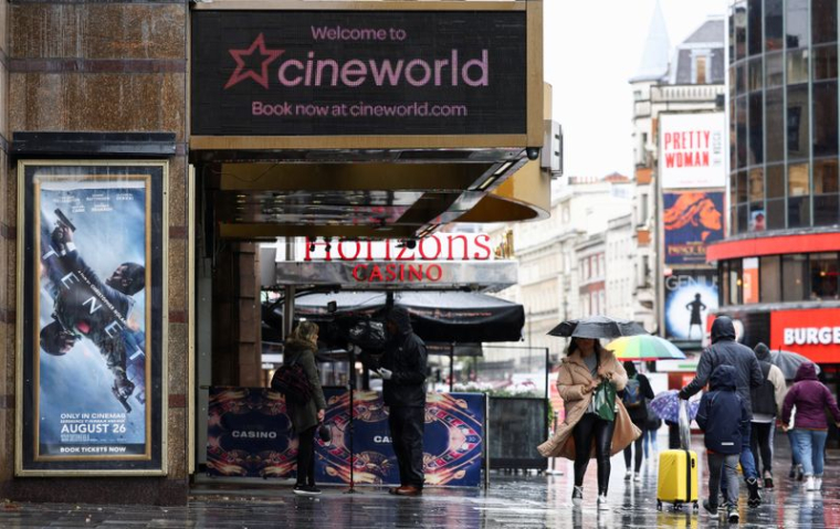 CINEWORLD S'EFFONDRE EN BOURSE, FERME SES SALLES DE CINÉMA AUX USA ET AU ROYAUME-UNI