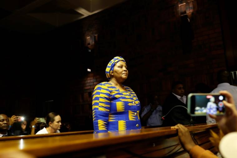 L'ex-présidente du Parlement sud-africain Nosiviwe Mapisa-Nqakula lors de sa comparution devant un tribunal de Pretoria, le 4 avril 2024 ( AFP / Phill Magakoe )