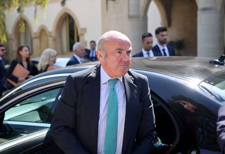 Le vice-président de la Banque centrale européenne (BCE) Luis de Guindos arrive au palais présidentiel chypriote à Nicosie pour une réunion avec le président Nikos Christodoulides