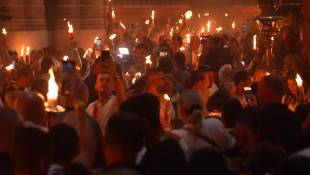Jérusalem : des pèlerins chrétiens orthodoxes célèbrent la cérémonie du Feu sacré