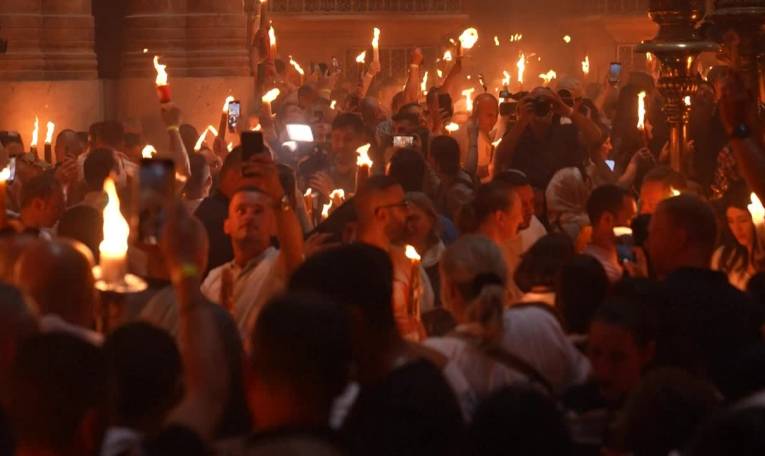 Jérusalem : des pèlerins chrétiens orthodoxes célèbrent la cérémonie du Feu sacré