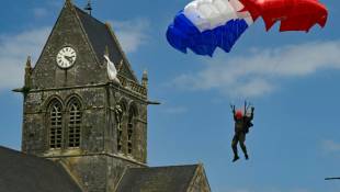 Un parachutiste à Sainte-Mère-Eglise, le 5 juin 2024 dans la Manche ( AFP / MIGUEL MEDINA )