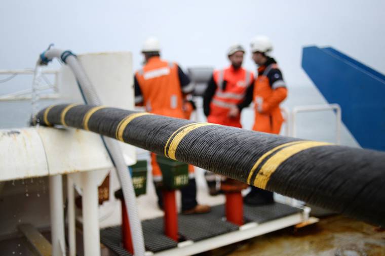 Installation d'un câble sous-marin.  ( AFP / JEAN-SEBASTIEN EVRARD )