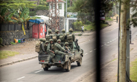 Des hommes armés à bord d'une camionnette, dépourvue de tout marquage, dans une rue de Goma, le 28 janvier 2025 en RDC ( AFP / - )