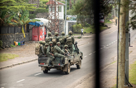 Des hommes armés à bord d'une camionnette, dépourvue de tout marquage, dans une rue de Goma, le 28 janvier 2025 en RDC ( AFP / - )