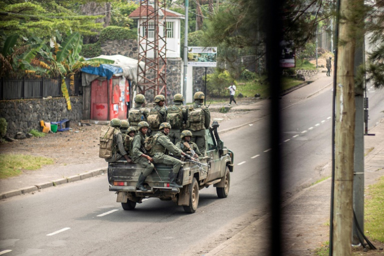 Des hommes armés à bord d'une camionnette, dépourvue de tout marquage, dans une rue de Goma, le 28 janvier 2025 en RDC ( AFP / - )