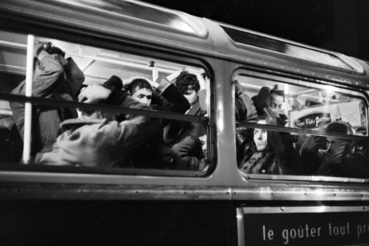 Des Algériens qui manifestaient pacifiquement contre le couvre-feu le 17 octobre 1961 à Paris, sont interpellés par la police et emmenés vers des centres d'identification où nombre d'entre eux seront violentés, ou même tués ( AFP / - )
