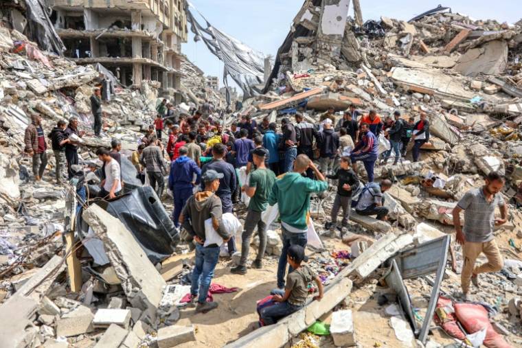Des personnes se rassemblent sur le site d'une livraison d'aide humanitaire dans le nord de la bande de Gaza, le 23 avril 2024 ( AFP / - )