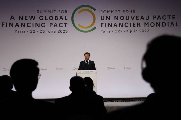 Emmanuel Macron lors de la session d'ouverture du sommet du nouveau pacte financier mondial au Palais Brogniart à Paris