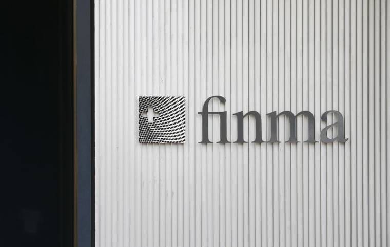 Photo du logo de FINMA devant son siège à Berne