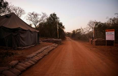 Vue de la ferme soupçonnée d'être un camp militaire, à White River en Afrique du Sud le 26 juillet 2024 ( AFP / Phill Magakoe )