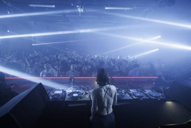 DJ "Dr Rubinstein" derrière ses platines dans la boite de nuit le Fuse à Bruxelles le 23 mars 2024 ( AFP / Simon Wohlfahrt )