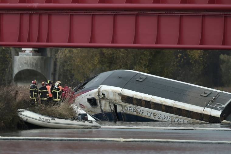 Une rame d'essais de TGV tombée dans un canal à Eckwersheim, au lendemain de son déraillement, près de Strasbourg, le 15 novembre 2015 dans le Bas-Rhin  ( AFP / Frederick FLORIN )