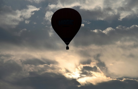 Une montgolfière lors du premier festival international de montgolfières du Népal à Pokhara, le 25 décembre 2024 ( AFP / PRAKASH MATHEMA )