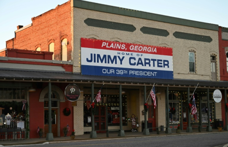 A Plains, en Géorgie, ville natale de Jimmy Carter, flotte une banderole célébrant la victoire du 39e président des Etats-Unis ( AFP / Alex Wroblewski )