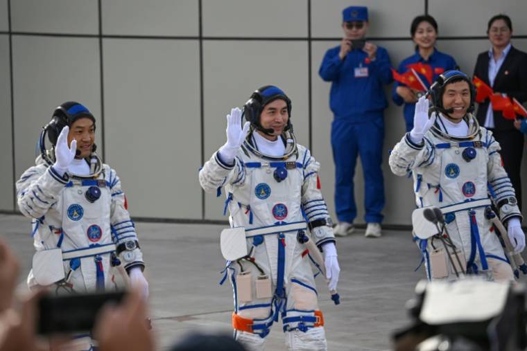Les trois astronautes (de G à D) Li Guangsu, Ye Guangfu and Li Cong, le 25 avril 2024 à  Jiuquan ( AFP / GREG BAKER )