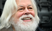 Le militant écologiste Paul Watson lors d'un point-presse sur la place de la République à Paris le 21 décembre 2024 ( AFP / LOU BENOIST )