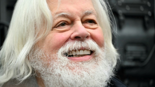 Le militant écologiste Paul Watson lors d'un point-presse sur la place de la République à Paris le 21 décembre 2024 ( AFP / LOU BENOIST )