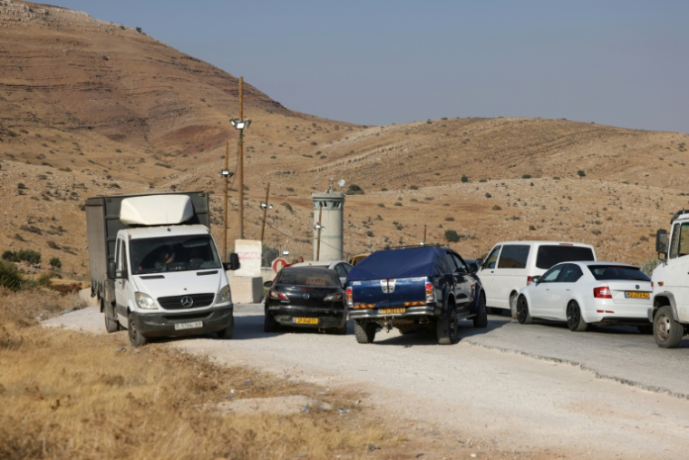 Des voitures attendent de passer à un porte contrôle en Cisjordanie occupée après une attaque meurtrière, le 11 août 2024 ( AFP / JAAFAR ASHTIYEH )