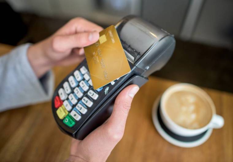 La carte bancaire sans contact suscite encore la méfiance des consommateurs.