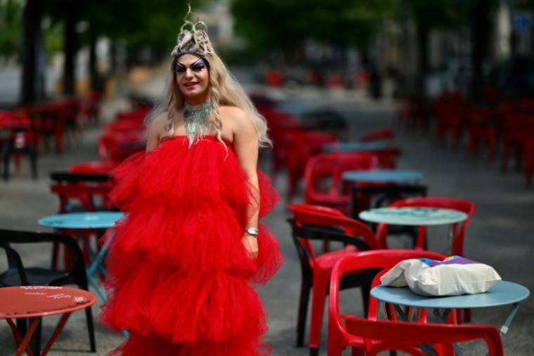 Martin Namias, connu sous son nom de drag queen "Miss Martini", à Marseille le 3 mai 2024 ( AFP / Christophe SIMON )