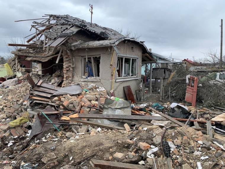 Les restes d'une maison suite à une frappe de missiles russes, dans la région de Lviv