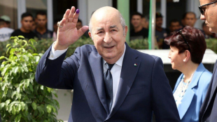 Une photo diffusée par la page Facebook de la Présidence algérienne montre le Président algérien sortant Abdelmadjid Tebboune quittant un bureau de vote après avoir voté à Alger, le 7 septembre 2024 ( ALGERIAN PRESIDENCY FACEBOOK PAGE / - )